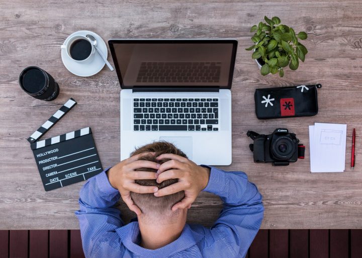 Isolamento e ansia causati dalla dipendenza dal lavoro