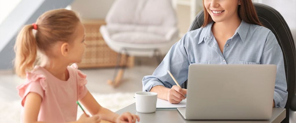 Ufficio con sedia da lavoro ergonomica e scrivania moderna