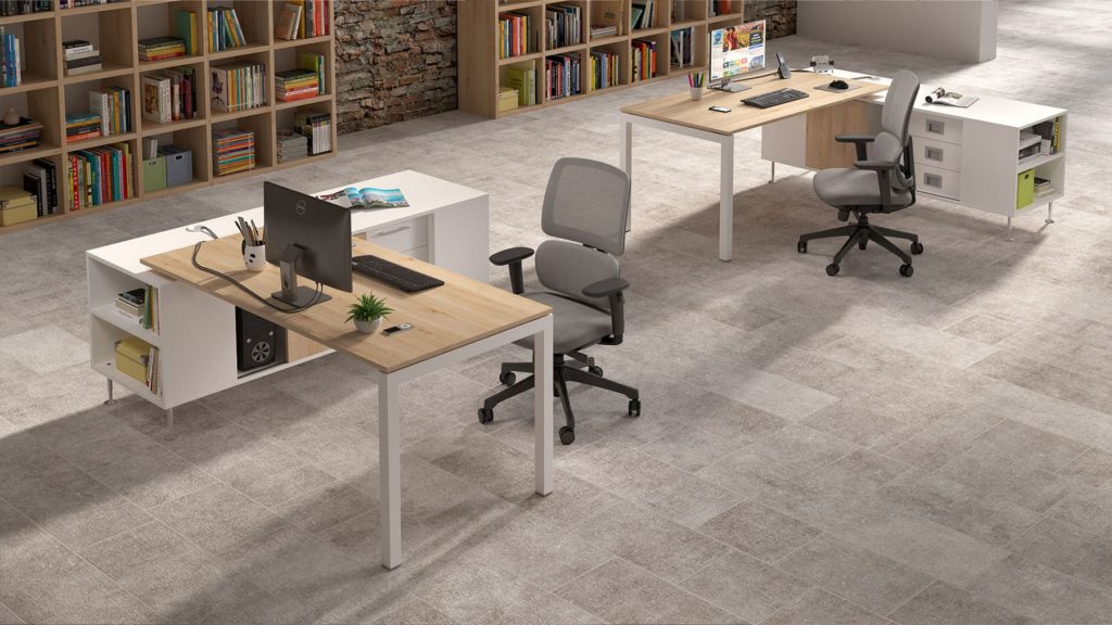 Studio con sedia da ufficio ergonomica e schermo panoramico