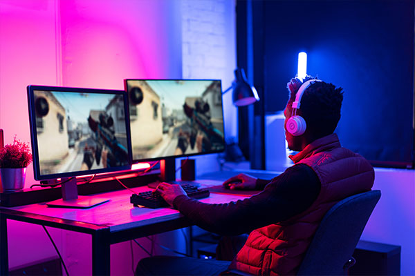 Misure e dimensioni di una scrivania da gaming per un setup ergonomico