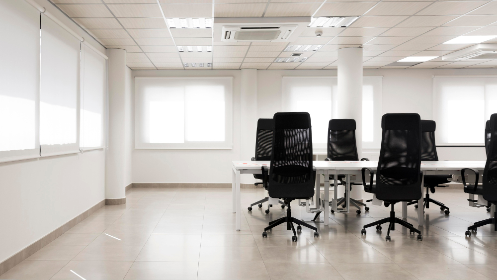 ufficio con arredamento funzionale