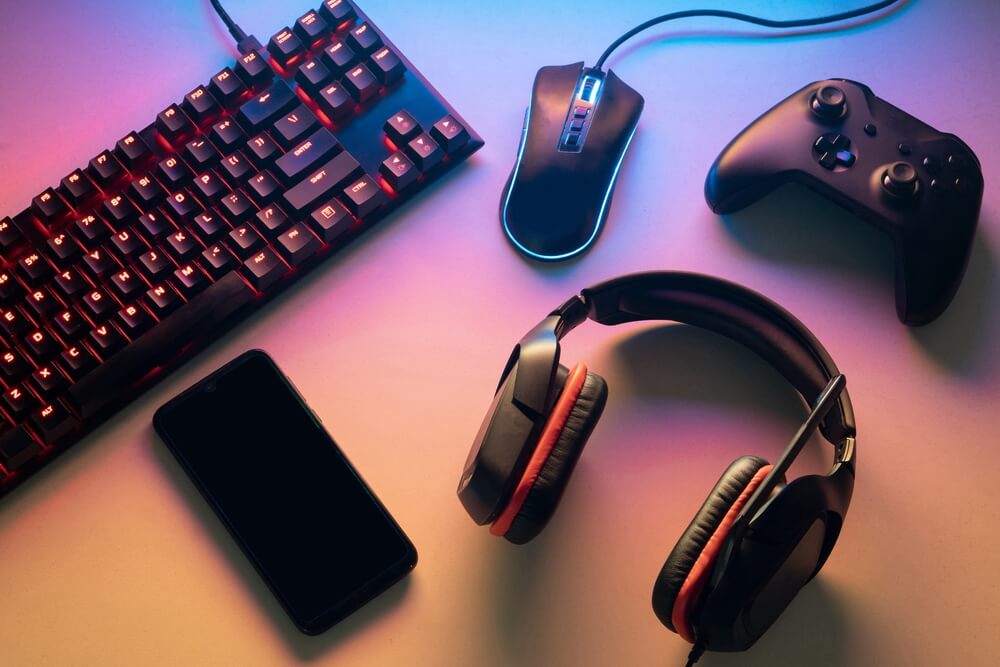 Giocatore davanti a un computer su una sedia gaming
